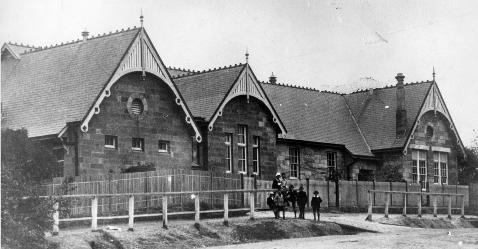 Monochrome photo of Old Gordon Public School