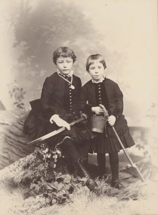 Sepia photo by Harold Cazneaux, two children with bucket and spades, circa 1890